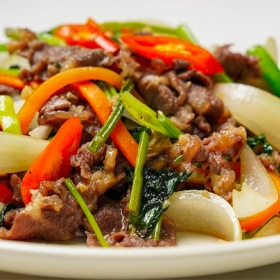 Bò xào hành cần